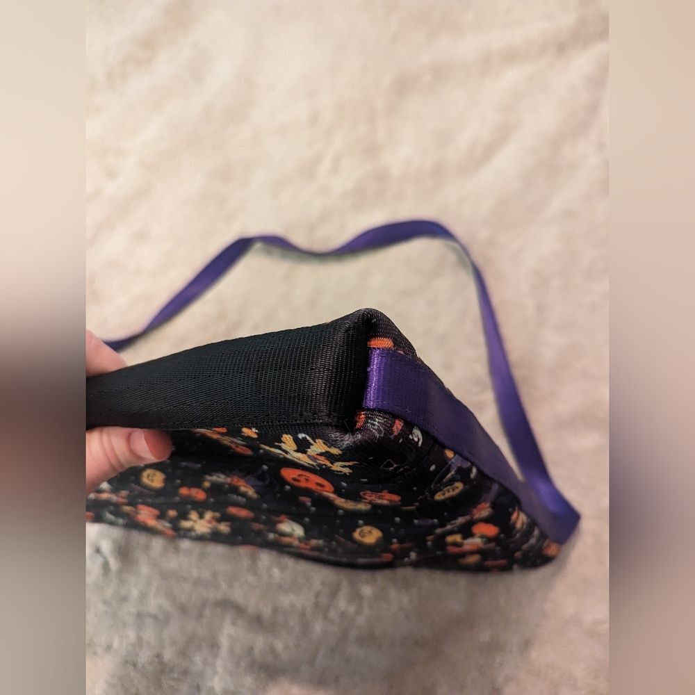 Disney Parks Harveys 2021
Halloween Mickey And Friends
Crossbody Bag. - Picture 5 of 9